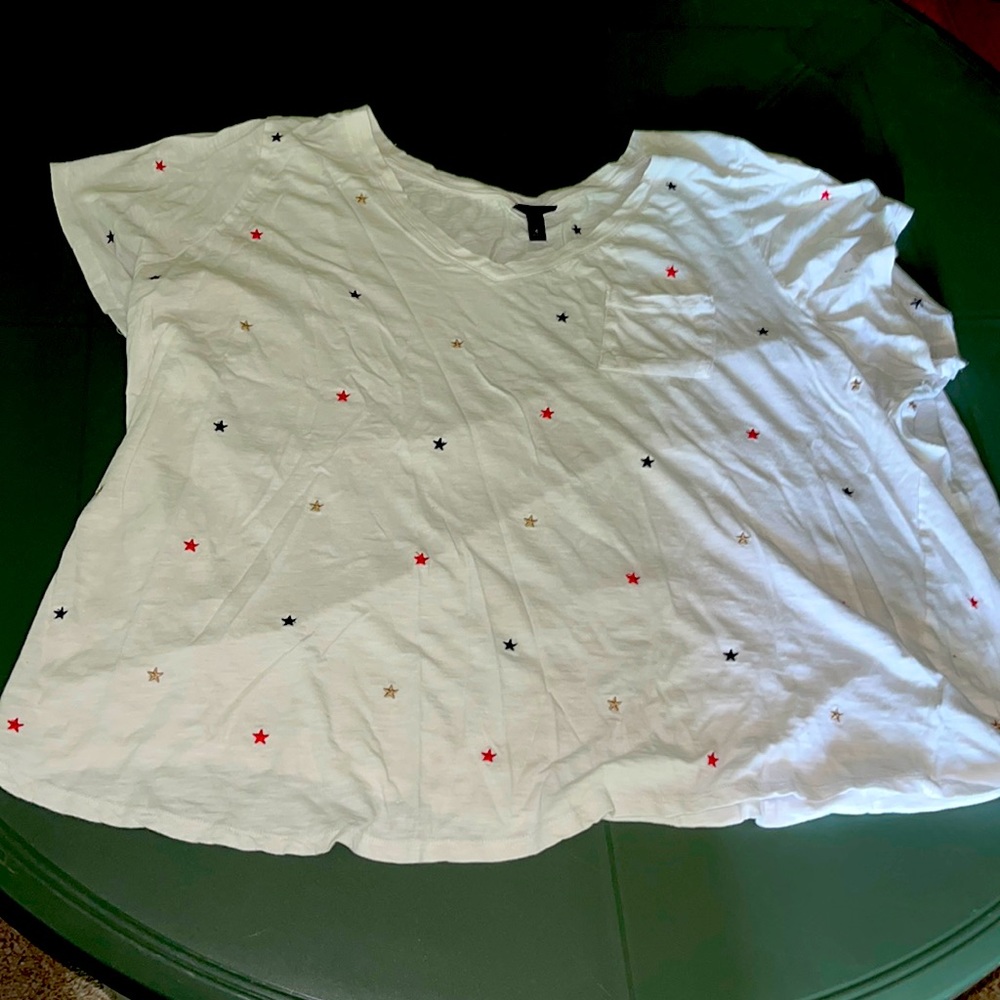 Torrid 6X White T-Shirt with Little Red, Blue & Gold Stars